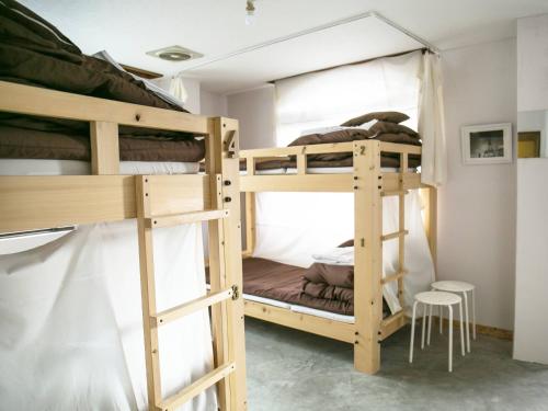 Palanda nebo palandy na pokoji v ubytování Bacchus Kofu Guesthouse