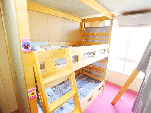 een kamer met 2 stapelbedden bij Hostel J Culture168 in Toyonaka