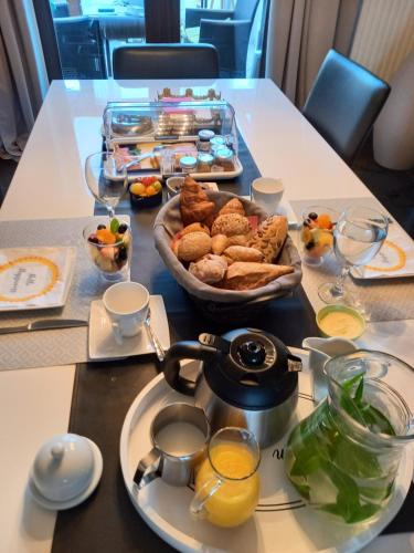 una mesa con una bandeja de comida en una mesa en CASA Victoria, en Kuringen