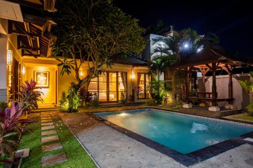 
Dura Villas Canggu Baliの敷地内または近くにあるプール
