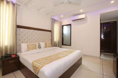 una camera con un grande letto di HOTEL SILVER PALM a Zirakpur