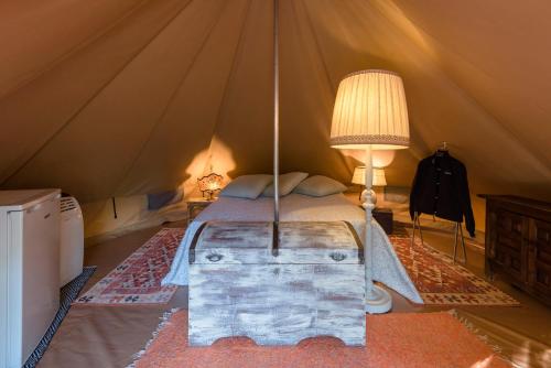 a bedroom with a bed in a tent at Agriturismo e Glamping Serraiola Alta in Frassine