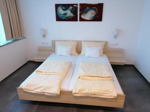 Ein Bett oder Betten in einem Zimmer der Unterkunft Turmöl Hotel