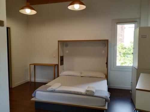 Un pat sau paturi într-o cameră la Agora Hostel