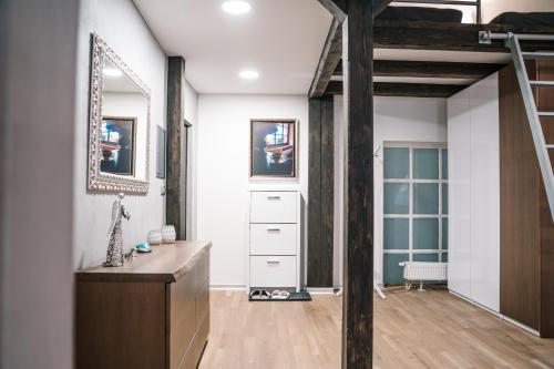 Camera con letto a soppalco e scrivania. di Apartmán v Sovom hniezde a Banská Štiavnica