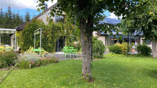 Κήπος έξω από το Logis Auberge du Barrez