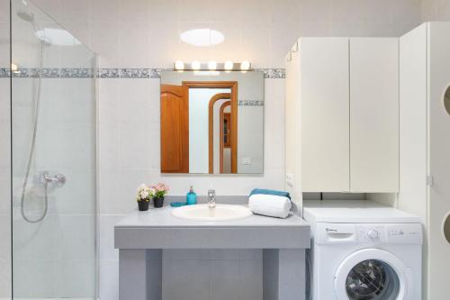 Un baño con lavabo y lavadora. en Salitre, en Playa Honda