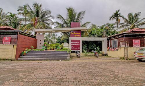 um edifício com uma escada em frente em Treebo Trend Sai Samrat Resort Satara em Satara