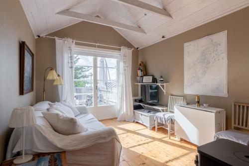 TV a/nebo společenská místnost v ubytování Vaxholm Seaview Cottage