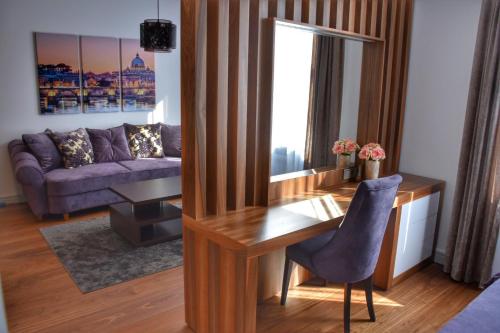 sala de estar con mesa y sofá en Blaumana Residence Apartments, en Riga