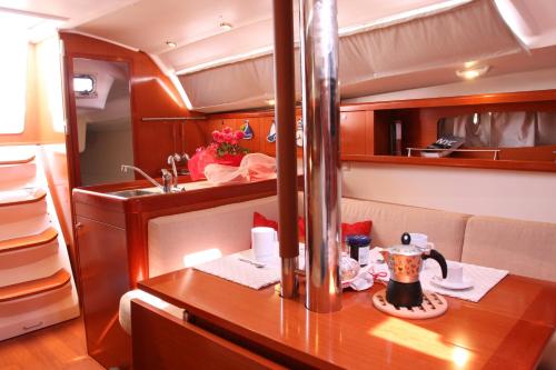 una cucina e un tavolo in barca di Boat & Sailing Torregrande Sinis Yachting a Oristano