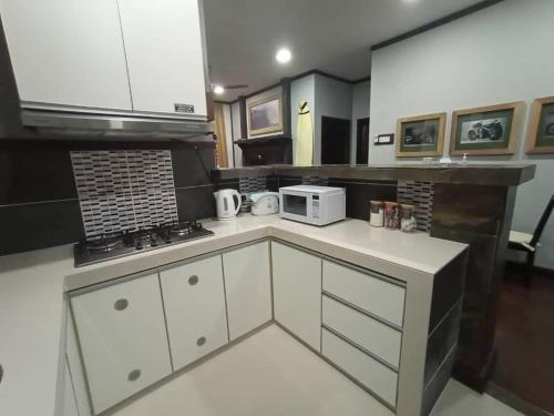 Η κουζίνα ή μικρή κουζίνα στο Old Klang Road Homestay Dungun
