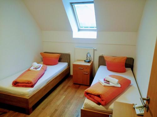 Postel nebo postele na pokoji v ubytování Garni Hotel Bovec