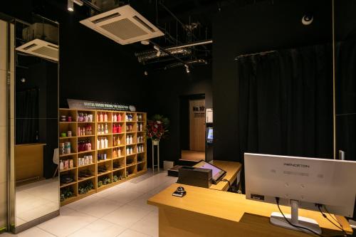 a library with a computer sitting on a desk at HOTEL BLAX in Hachioji