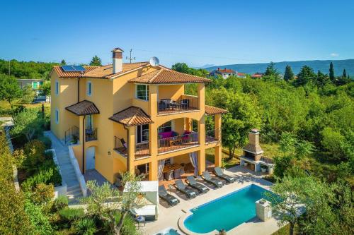 una vista aérea de una casa con piscina en Villa Ari 8+2, en Krnica