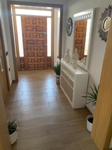 un corridoio con porta in legno e specchio di Chalet con piscina privada de 4 dormitorios Las Herrerias -cerca de Vera Playa- a Cuevas del Almanzora