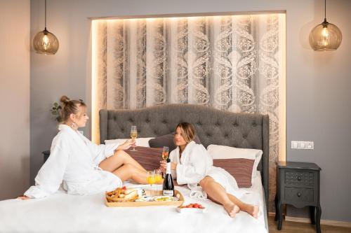 Postel nebo postele na pokoji v ubytování Wine & Wellness hotel Besední dům