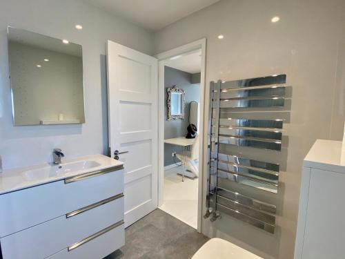 a bathroom with a sink and a shower at Southernwood - Wantage Road House in Didcot