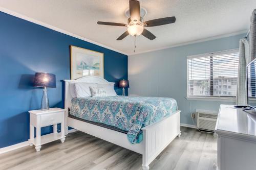 een blauwe slaapkamer met een bed en een plafondventilator bij Unforgettable Vacation Experience at Ocean Forest Villas in Myrtle Beach