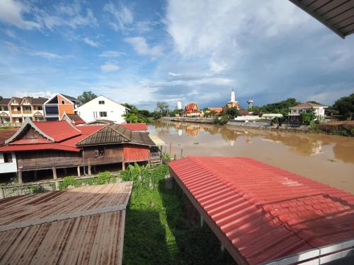 a group of buildings next to a river at Baan Keang Chon Ayutthaya บ้านเคียงชล อยุธยา in Phra Nakhon Si Ayutthaya
