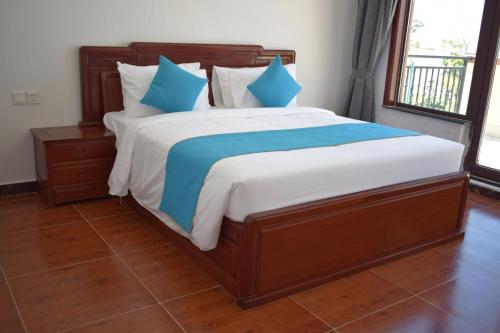 Una cama o camas en una habitación de Sealong Bay ZhongQi Conifer Hotel 海龙湾中启康年酒店