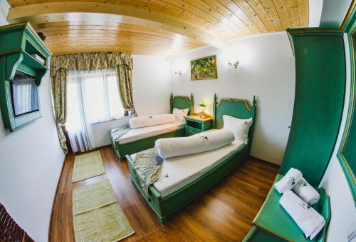 a small room with two beds and a window at Cabana Dintre Vii in Apoldu de Sus