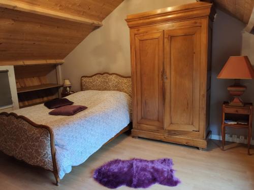 Schlafzimmer mit einem Bett und einem Holzschrank in der Unterkunft Maison proche plage avec terrasse ensoleillée in Dunkerque