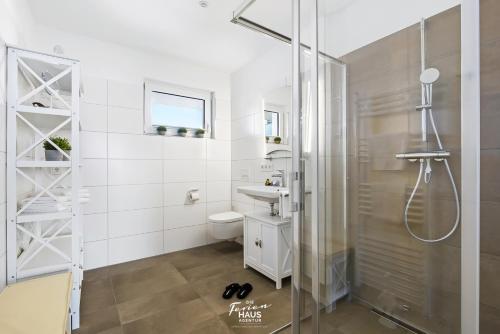 La salle de bains est pourvue d'une douche, de toilettes et d'un lavabo. dans l'établissement Kleine Auszeit, à Olpenitz