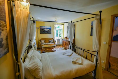 1 dormitorio con cama con dosel en una habitación en Holiday Home Les Plachettes, en Flobecq