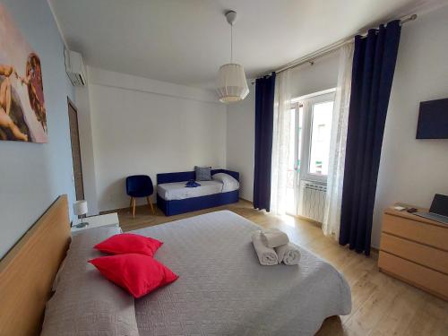 ein Schlafzimmer mit einem großen Bett mit roten Kissen in der Unterkunft Sapore di Mare Holidays in Maiori