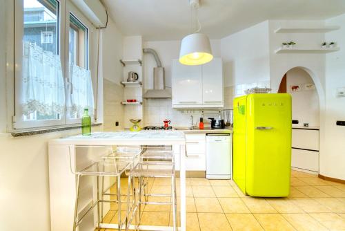 a kitchen with a yellow refrigerator in the middle at CaseOspitali - Casa Certosa, bilocale a pochi minuti da Rho Fiera in Milan