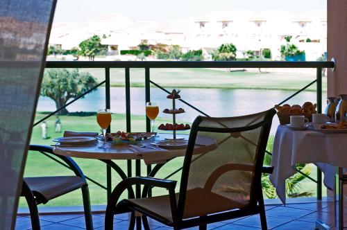 
A restaurant or other place to eat at Hotel Alicante Golf
