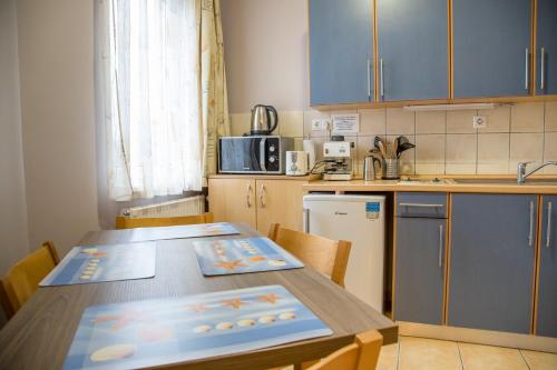 Kuchyňa alebo kuchynka v ubytovaní Golden Ball apartman magánszálláshely
