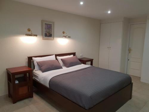 1 dormitorio con 1 cama grande y 2 mesitas de noche en Beautiful 5 Bedroom Villa next to Benalmadena Marina, en Benalmádena