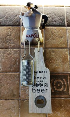 a sign hanging on a wall next to a blender at Inosim - Casa vacanze in Selargius