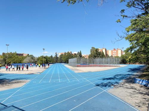 a tennis court in the middle of a city at Hotel BESTPRICE Alcalá in Madrid
