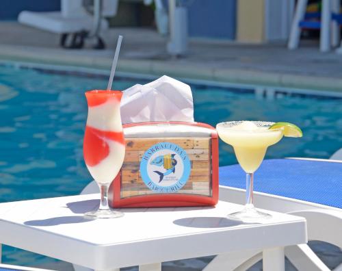 una mesa con dos bebidas y una lata de bebidas en Crystal Beach Hotel, en Ocean City