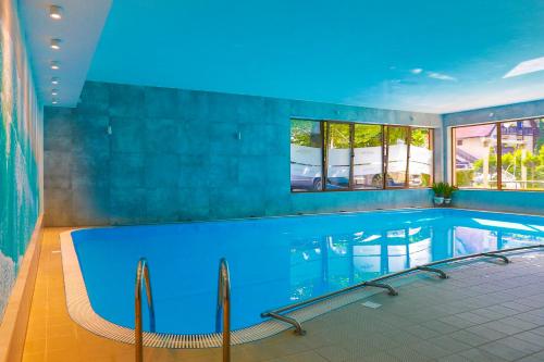 einen großen Pool mit blauer Decke in der Unterkunft Ośrodek wypoczynkowy Balt-Tur Feel Well Resort in Jastrzębia Góra
