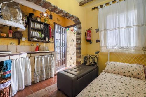 a room with a couch and a kitchen with a window at Casa Carmelita in La Guancha