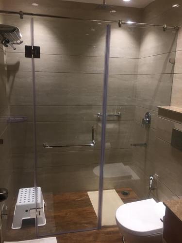 Bilik mandi di Midtown Grand