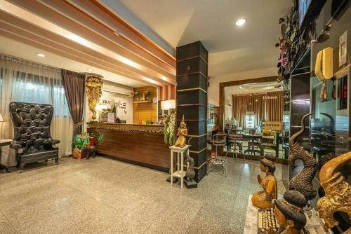 a lobby with a hair salon with a snake on the wall at SUDYOD HOTEL in Ban Bang Bamru