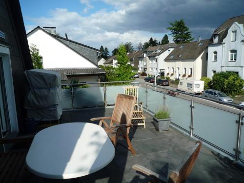 魯爾河畔米爾海姆的住宿－Ferienwohnungen am Rumbachtal，市景阳台配有桌椅。