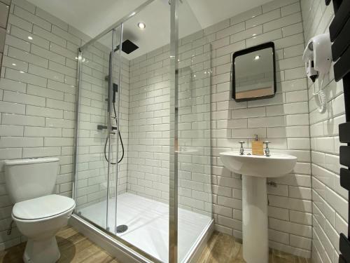 Kamar mandi di Queen Street Boutique Suites