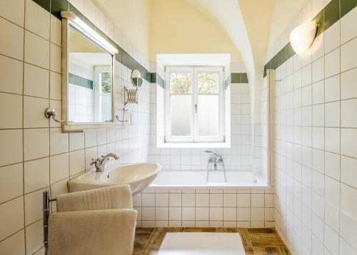 Schlossgasthof & Hotel Rosenburg tesisinde bir banyo