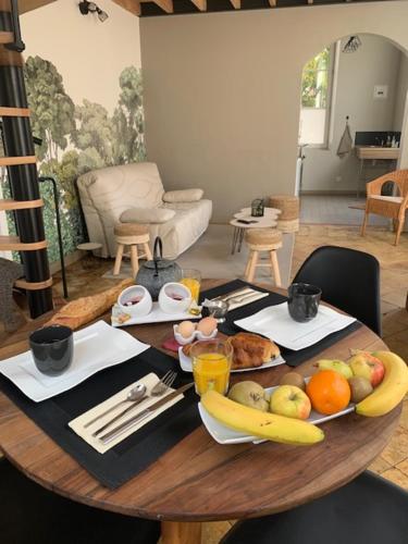 MamersにあるLa Chapelleの木製テーブル(食べ物、果物付)