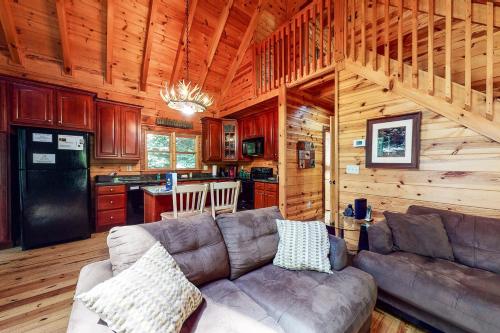 a living room with a couch and a kitchen at Mi casa es su Casa in Blue Ridge