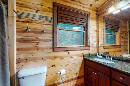 ein Blockhausbad mit Toilette und Waschbecken in der Unterkunft Mi casa es su Casa in Blue Ridge