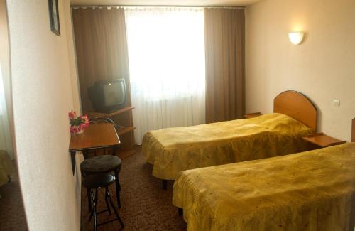 Een bed of bedden in een kamer bij PENSIUNEA MURY