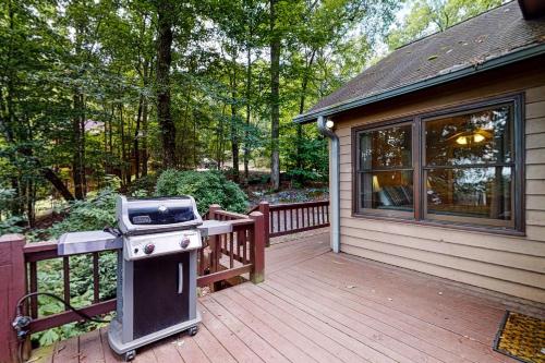 una griglia seduta su un ponte accanto a una casa di Cabin Sweet Cabin a Blue Ridge