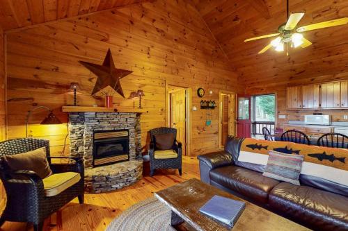 un soggiorno con divano e camino di Cabin Sweet Cabin a Blue Ridge